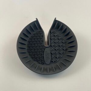 Makeup brush cleaner